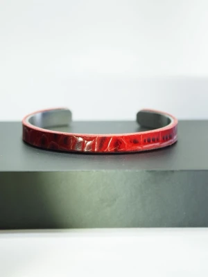 Rött metallarmband med mönster - Säljer vårat eget handgjorda armband med schysst krokodilskin på🐊 Varje armband är handgjorda vilket betyder att alla armband är unika ifrån varandra! Skriv gärna om du har några frågor.