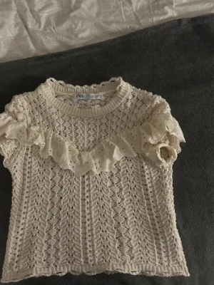 Zara Blus  - Färg: Beige, Crèmefärgad  Märke: Zara  Storlek: S Fint skick, användes på valborg förra året. Mycket snygg! 🌸🌸priset kan tas ner