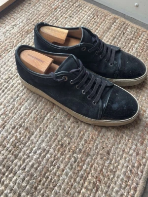 Lanvin skor  - Lanvins i använt skicka med glans, ny pris 4000kr hör av er i pm vid frågor eller eventuellt prutning😁