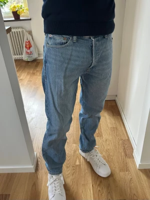 Jeans från Jack & Jones - Säljer dessa Jack & Jones Chris jeans med rak passform i färgen ljusblå. Jeansen har klassisk design med fem fickor och knappgylf. Ordinarie pris: 599 kr. Har använts ungefär 10 gånger.