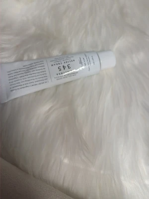 Dr. Althea 345 Relief Cream - Dr. Althea 345 Relief Cream i vit tub med svart text. Krämen är framtagen för att lugna och återfukta huden och kommer i en smidig metalltub med skruvlock. Perfekt för dig som vill ha en mild och effektiv hudvårdsprodukt.