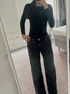 Svarta jeans med hög midja💕 - Säljer ett par svarta jeans med fin passform och hög midja. Jeansen har klassisk femficksdesign och stängs med knapp och dragkedja. Materialet är denim i bomull och färgen är tvättad svart för en cool, avslappnad look. Pris går att diskuteras!!💕