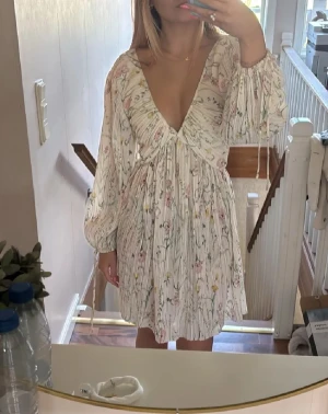 Blommig kortklänning med v-ringning - Supersöt klänning som är perfekt nu till sommar, säljer då den tyvärr inte passar mig den är från hm och har inga skador eller annat, första bilden är inte min då jag inte kan ta kort eftersom den är för stor men det bara att skriva om man vill ha fler bilder!💕💕