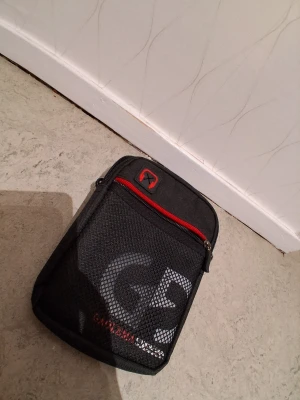 Svart axelväska GG - Helt ny snygg axelväska med 3 fack har ni funderingar skriv till mig.