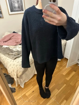 Mörkblå oversized stickad tröja - 🌺kan diskutera med priset 🌺Mysig mörkblå stickad tröja med oversized passform och breda ärmar. Tröjan har rund halsringning och är tillverkad i ett mjukt, fluffigt material som passar perfekt för kalla dagar. Enkel och stilren design som är lätt att matcha.