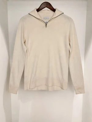 Krämvit halfzip tröja från These Glory Days - Stilren krämvit halfzip tröja från These Glory Days. Storlek M men liten i storleken så passar S 