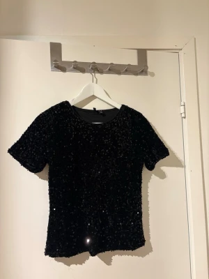 Paljettopp - Ganska tjockt material.