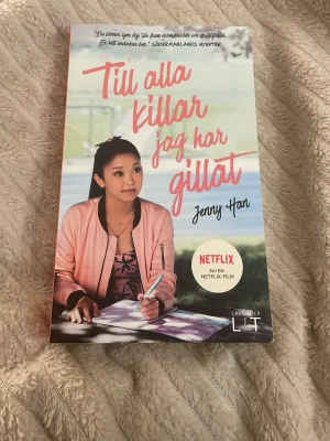 Till alla killar jag har gillat - Säljer boken 'Till alla killar jag har gillat' av Jenny Han. Omslaget är rosa och blått med en bild på en tjej som skriver brev. Boken är en ungdomsroman och har blivit filmatiserad av Netflix. Pocketformat, mjukt omslag.