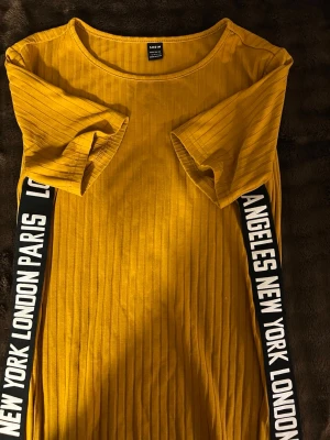 Klänning  - En klänning som är lite tajtare upptill sen rak neråt , storlek L men liten så M 