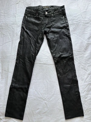 Saint Laurent läderbyxor  - Läderimitation lågmidjade skinny jeans från saint laurent storlek w 24 motsvarar en XXS/XS. Dem är använda men fortfarande i bra skick. Midjemått: 33cm grenmått: 19cm innerbenslängd: 68cm  ytterbenslängd: 89cm vintage Y2K coquette 