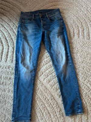 G-Star RAW - Säljer ett par jeans som bara ligger sen dom vart köpta. Storlek 30/32