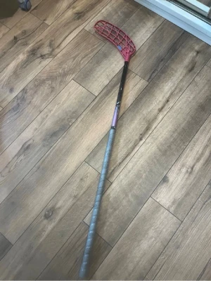Ultimatelight 24/25 Hes 29 96cm - Säljer min gamla ultimatelight 24/25. Lätt elit klubba. Det lätaste oxdog skaftet och världens lätaste innebandyblad, highlight i färgen bleached red. Bladet är relativt nytt och inte hookat. Några krigsmärken på skaftet längs ner vid bladet som jag har haft länge utan problem inga knaster vid flexning då jag tar i allt jag har osv. Lindan är ok men börjar brista vid toppen.      Säljaren står ej för någon slags kompensation om klubban skulle gå sönder efter köpet. Skriv till mig om intresserad.