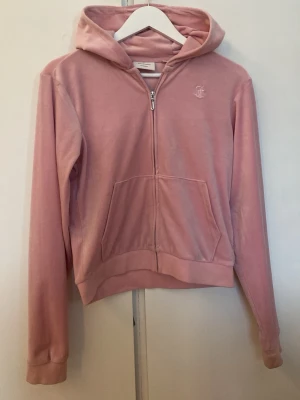 Rosa juicy conture zip hoddie - Fin rosa juicy conture tröja. Fint skick, använts max 5 gånger. Storleken är 14/15 år. Den är som en xs/s storlek.