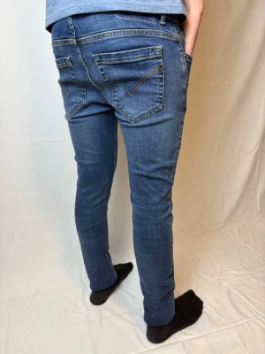 Dondup George jeans blå - Skick: 9/10 riktigt snygg färg med liten slitning och snygg passform! Modellen är 174cm och väger 63kg plagg nmr 36