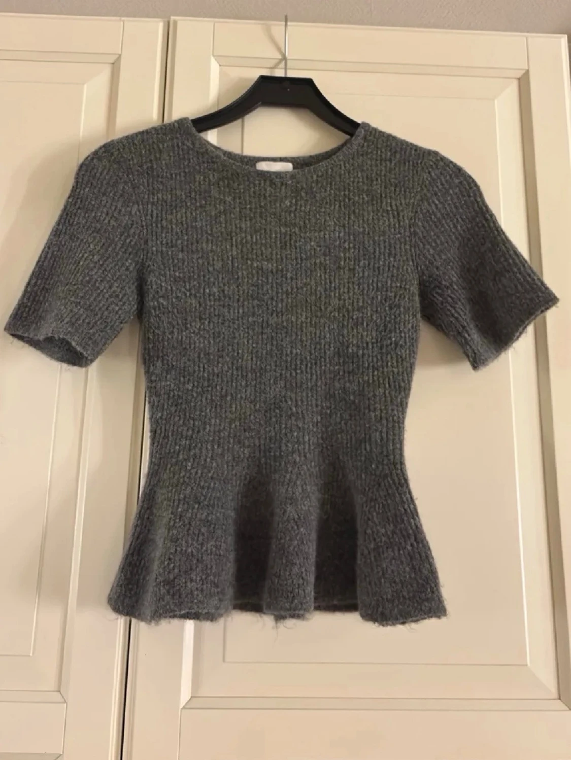 Grå ribbad topp från H&M