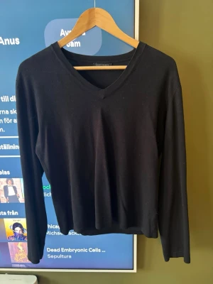 Svart V-ringad tröja från Saint tropez  - Vanlig svart tröja från Saint Tropez med V-ringning och långa ärmar. Tröjan får ingen användning längre och har inga defekter 