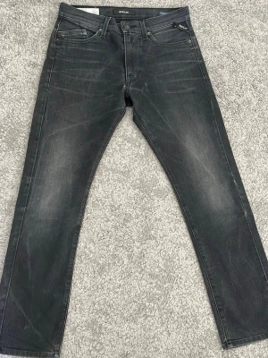 Svarta Replay Jeans - Säljer ett par svarta Replay med sjukt najs wash. I storlek 150cm. Den enda defekten syns på bild 5 utöver det är dessa i jättebra skick pågrund att de är sparsamt använda. Mitt pris ligger på 249kr  men priset är alltid diskuterbart‼️. Hör av er vid frågor eller funderingar.