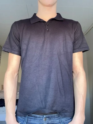 Mörkblå pikétröja med krage - Stickad marinblå pikétröja från Lindex, storlek 170 men passar XS samt S. Modellen på bilden är 183 cm. Väldigt stilig och passar till allt!