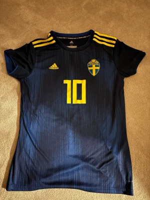 Sverige tröja  - Hej! Säljer denna äkta Sverige tröja som kommer direkt från fotbollsförbundet (prao), storleken är M men sitter som S.
