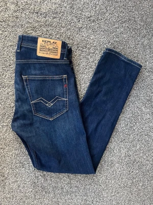 Mörkblå Replay jeans med raka ben - Snygga mörkblå jeans från Replay med raka ben och klassisk femficksmodell. Jeansen har kontrastsömmar, läderpatch bak i midjan och diskret logga på bakfickan. Tillverkade i slitstark denim med en tidlös look.