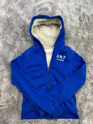 Abercombrie&Fitch Hoodie - Säljer denna sällsynta och mycket eftertraktade Abercombrie&Fitch hoodie | Storlek S | Mycket bra skick | Vid eventuella frågor hör gärna av dig och erbjuder bra pris vid köp av bundle 😁✅