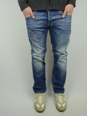 Diesel Jeans  - DIESEL JEANS Storlek : 31/32, se mått Modell : Safado Mått : A = 44CM - B = 96CM Användning : Jeansen är i ett fint skick utan defekter Nypris : Cirka 2000SEK Modellen på bilden : 182CM och väger 78KG