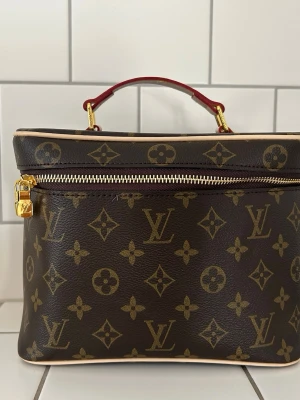Louis Vuitton Nice BB Toiletry Bag - Louis Vuitton Nice BB Toiletry Bag. Aldrig använd. Axelrem och dustbag följer med. Köpt på Vinted, kvitto finns ej. Troligtvis en aaa-kopia. Mått:  24 x 18 x 14.5 cm (Length x Height x Width)