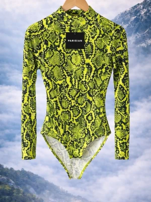 Neongul ormmönstrad body från Parisian - Cool body från Parisian i neongult och svart ormmönster. Långärmad modell med hög hals och åtsittande passform. Materialet är stretchigt och bekvämt, perfekt för att sticka ut. Snygg detalj till din outfit!