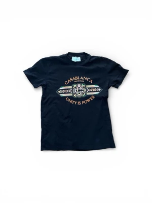 Casablanca - Tja säljer min casablanca t shirt för den är för liten skriv vid frågor eller funderingar 🫡🤩