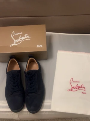 Christian Louboutin  - Säljer dessa as snygga loubs då de aldrig används längre, de är i mycket bra skick och är snygga till dig som vill göra en bra outfit.