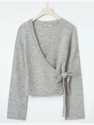 Grå omlottkofta med knytband - Säljer en super snygg omlott tröja från Kappahl 