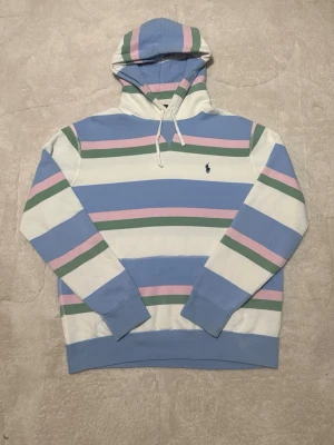 Ralph lauren hoodie - Mång färgad Ralph hoodie, mycket bra skick, sitter som en M