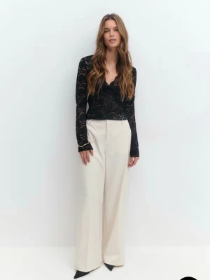 Lace top Gina tricot  - Jättesnygg spetströja i xs, svart. Helt i nyskick💕