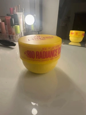 Sol de Janeiro Rio Radiance Cream - Sol de Janeiro Rio Radiance Cream, den luktar somrigt och har ytterst lite skimmer i sig så den blir lite glowy på huden. aldrig använd