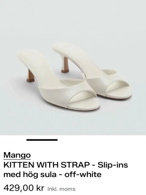 Offwhite kitten heels från Mango - Snygga vita klackar från Mango med öppen tå och låg klack i kitten heel-modell.  Använda vid ett tillfälle. Lite skavda på ena sidan men inget som syns 💓💓