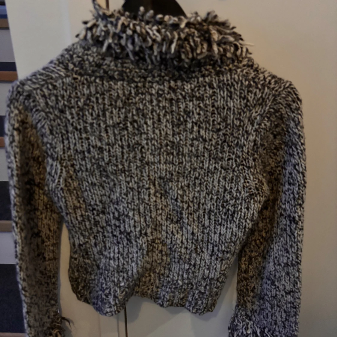 Grågrönmelerad stickad kofta med krage - 1