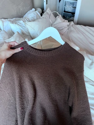 Brun stickad tröja - Mysig brun stickad tröja med rund halsringning. Storlek XS men sitter snarare som S/M