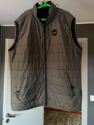 Napapijri Väst - Säljer min grå Napapijri väst. Storlek M. Bara att höra av er vid frågor!