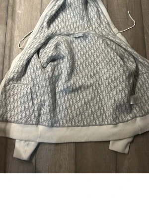 Vit kofta - Säljer min kofta på grund av att den inte används längre, har bara använt den ett få tal gånger. Den här i perfekt form med inga skador. Pris kan diskuteras