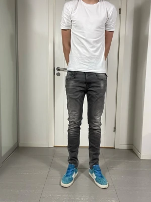 Replay Anbass Jeans   - Säljer nu dessa Replay Anbass jeans i bra skick bortsett från ett slitage, W31 o L32, skriv för fler bilder/frågor🙌🏼