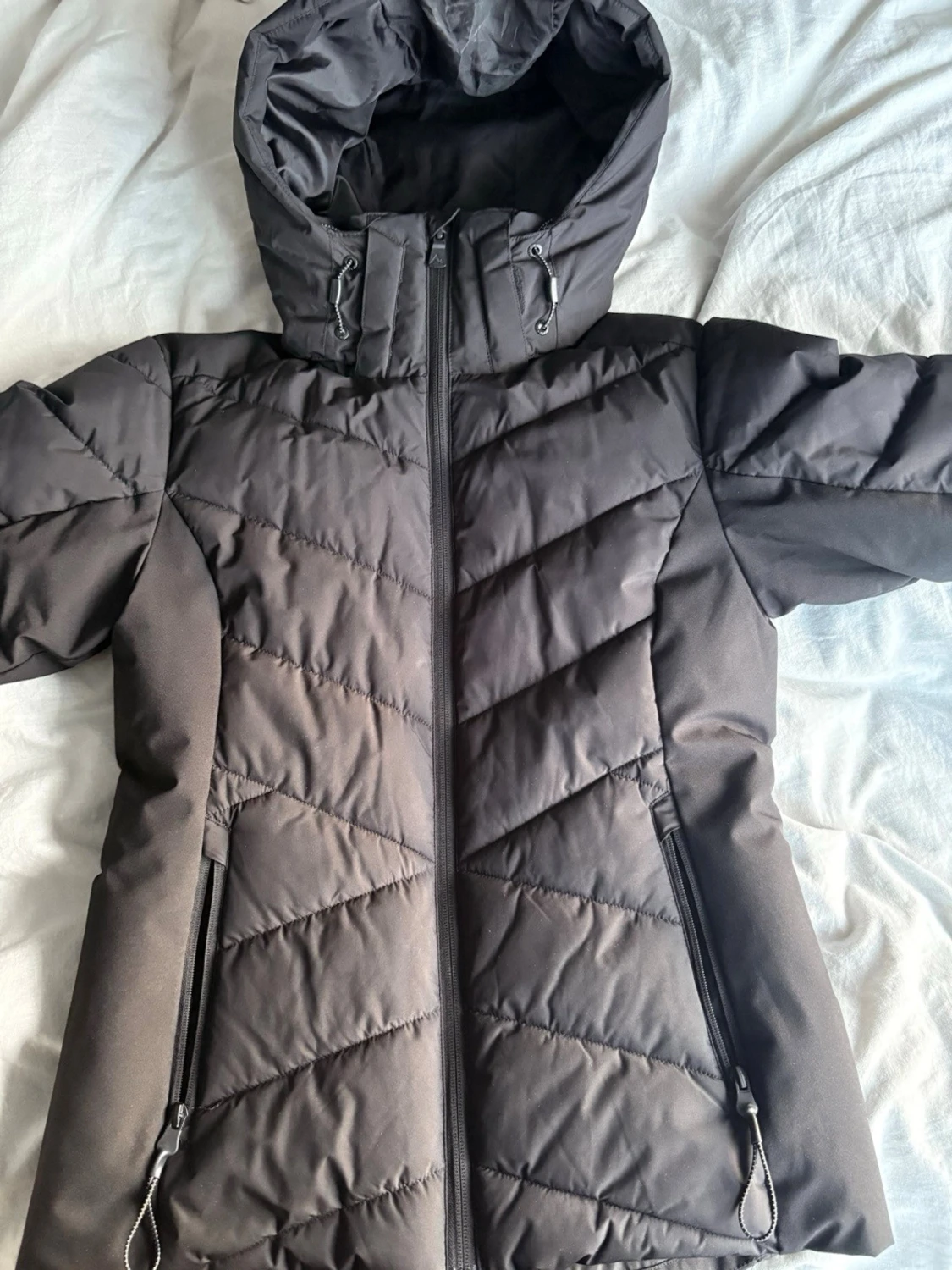 Svart dunjacka med huva