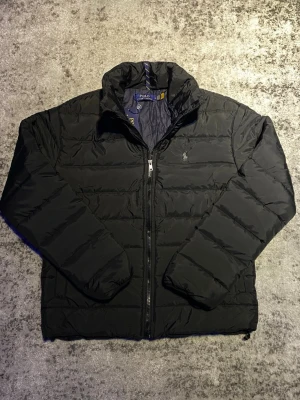 Svart Ralph Lauren jacka  - Säljer denna riktigt schyssta Ralph Lauren jacka i mycket bra skick. Jackan är lite tunnare och passar bra till svalare höst/vårdagar. Storleken är M men passar mer som en mindre S, hör gärna av dig vid funderingar om t.ex. mått, fler bilder eller annat! 😁