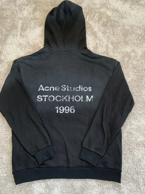 Acne studios hoodie  - Helt ny Acne studios hoodie perfekt nu inför våren, stilren hoodie. Färg: svart, har storlekar från M-L, 4 st. Skriv för fler frågor 