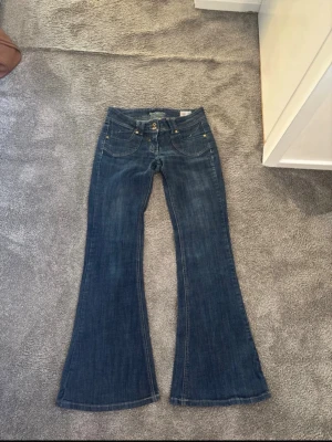 Lowrised bootcut jeans - Säljer ett par sjukt snygga vintage jeans! Jag köpte de från en tjej på vinted men de passade inte så därför jag säljer de.  I toppskick! Innerbenslängd: 77cm Tvärs över midjan: 37cm Pris kan diskuteras🥰❤️ Skickar paketet så snabbt som möjligt