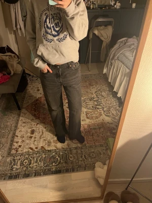 Levis jeans - Säljer ett par vida svarta Levis 501 jeans i storlek xs/s !! 