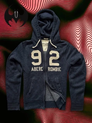 Mörkblå Abercrombie & fitch jacka - Blå A&F Jacka | fint skick, lite sliten | size L/XL | Längd: 68cm Arm: 74cm Bröstvidd: 58cm | Modell 193cm, 74kg | Lägg endast bud med avsikt att köpa, inga fördröjning! | Pris är inte hugget i sten!