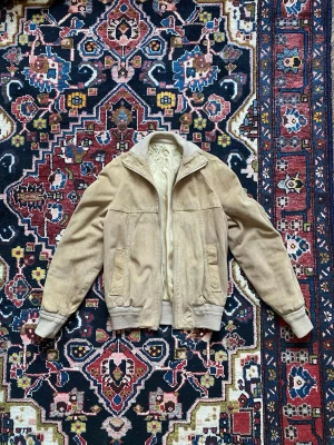 Suedejacka, vintage.  - Suedejacka. Vintage från 80/90 talet. Italiensk.  Fits S om man vill ha mer cropped fit - Xs om man vill ha en vanlig fit. Vintage condition så finns flaws. Dragkedjan är lite seg och några fläckar, se bild. 
