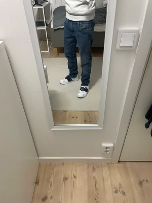 Blå raka jeans från replay - Säljer ett par klassiska blå jeans från replay med rak passform och fem fickor. Jeansen har en snygg tvättad look och är tillverkade i mjukt denimtyg. Perfekta till vardags för en avslappnad stil.