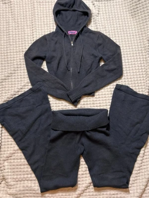 Knitted set / stickat sett-  lowwaist fold over yoga pants edikted - Grått Stickat sett från edikted. Lågmidjade utsvängda foldover mjukisbyxor och en kortare figursydd hoodie. Storlek xs i båda delarna. Fint skick. Settet går inte längre att köpa på edikteds hemsida. Säljer endast tilsammans som sett, inte separat.  Köp sker via köp nu, jag postar inom 24h. Kvar tills markerad såld