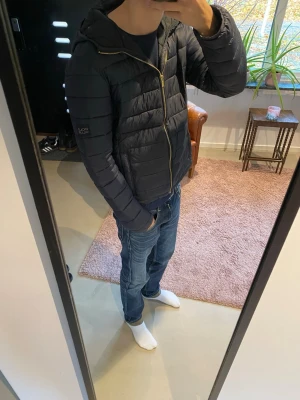 Fet vår jacka  - Säljet en fet vår jacka till ett snällt pris. Snabb affär= billigare